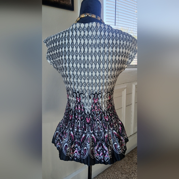 Patterned Women's Top - Picture 3 of 4